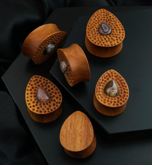Hammered Saba Wood Teardrop Plugs with Teardrop Agate Stone Inlay Fashion - Image 2